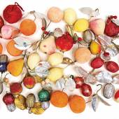 3427	Christbaumschmuck, Watte, Böhmen, 10er Jahre, 50 Teile, teils mit Glimmer, darunter sehr schön ausgeformte Äpfel 160 EUR