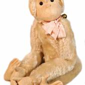 Nr. 3985  STEIFF  früher Steiff Affe, hergestellt von 1908 bis 19011, Mohairplüsch weiß, gegliedert , Filzeinsatz in Gesicht, Ohren, Händen und Füßen, mit kleinen blanken Knopf, Schuhknopfaugen, sehr schöner original Zustand, extrem selten. Objekt befindet sich in der Schweiz. Limit: 880 € 