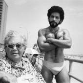 Arlene Gottfried Angel and Woman Broadwalk Brighton Beach, NY 1976 © Arlene Gottfried courtesy Galerie Bene Taschen