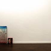 Links: Rayk Goetze, Plan B, 2016, 71,5 x 50 cm, Öl und Acryl auf Holz / Rechts: Rayk Goetze, Portrait Nr. 34, 2014, 24 x 18 cm, Öl auf Leinwand