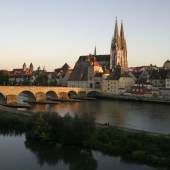 Die Steinerne Brücke über die Donau und die Regensburger Altstadt-Silhouette 