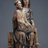 Rheinischer Meister (?), Pietà (Vesperbild). Um 1300- 1320.  Lindenholz, vollplastisch geschnitzt, rückseitig gehöhlt. Mit Resten der originalen Fassung. 18000 € 