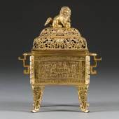 KAISERLICHER WEIHRAUCHBRENNER MIT BUDDHISTISCHEM LÖWEN, China, 18. Jh., Bronze, vergoldet, H. 21 cm, Limit 8.000,- €