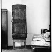 Eva Beuys-Wurmbach, verbrannte Tür, Schnabel und Hasenohren 1953, Installation des Objekts von Joseph Beuys auf dem Nähtisch im Raum Drakeplatz 4, undatiert