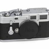 Leica M3 No. 700003 'Willi Stein' Die sensationelle Entdeckung der dritten Leica M3! Kamera Nr.700003 wurde am 9. Oktober 1953 an Willi Stein, dem Chefdesigner von Leitz und Erfinder der M3, übergeben. Schätzpreis: € 150.000 – 170.000