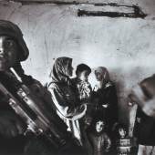 Anja Niedringhaus Amerikanische Marineinfanteristen führen eine Razzia im Haus eines irakischen Abgeordneten im Stadtteil Abu Ghraib durch; Bagdad, Irak, November 2004 Pigmentdruck auf Barytpapier 29,7 x 42 cm Kunstpalast © picture alliance / AP Images