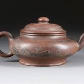 FLACHE ZISHA-TEEKANNE, China, 18. Jh., Braune Keramik, Qian-long-Marke. H. 11 cm. Limit 4.000,- €