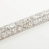 atalogNr: 810 Armband, Weißgold, mit Diamantbesatz, 80 Altschliff-Diamanten à ca. 0,20ct., si-vvsi, 2 Altschliff-Diamanten (1x mittig, 1x an Schließe), à ca. 0,45ct., Schließe verdeckt, seitliche Schiene mit ziseliertem Lorbeerblatt-Dekor, wohl um 1920/30, Ges.L 17cm RP: 5500,00 €