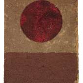  036   Hermann Glöckner "Roter Kreis über horizontaler Schichtung in Braun und Grau". Um 1955.  Materialbild (flächig aufgetragener, braun und grau eingefärbter Sand bzw. faserige Masse) und Collage (rotes Pralinenpapier) auf kräftiger, kaschierter Malpappe. Verso mit einem in grüner Farbe eingeritzten Profil. Verso u.Mi. in Blei ligiert monogrammiert "HG". 3500 €