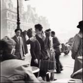 Robert Doisneau (1912–1994), „Le baiser de l`Hôtel de Ville“, Paris 1950 © WestLicht Photographica Auction