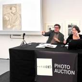 Bei der Auktion Auktionator Nikolaus Schauerhuber und Co-Auktionatorin Sanela Rezakhani © OstLicht Photo Auction