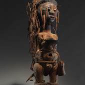 Hervorragende, komplette Nkishi Figur der Songye (Kongo), Höhe 102 cm, Schätzwert € 220.000 - 240.000