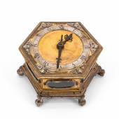 Los 624: Jacob Gierke Große horizontale Tischuhr | Datiert 1649 | Feuervergoldetes Messing, Silber u.a. | 9,5 x 15,5 x 15,5cm Ergebnis: € 37.000