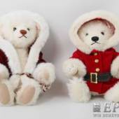 STEIFF zwei Weihnachtsbären  Knopf im Ohr und Fahne. Weißlicher Mohairplüsch, gegliedert, Altersspuren, H. ca. 27 cm     Aufrufnummer: 50 Aufrufpreis: 1 Euro