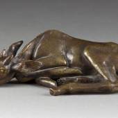 RENÉE SINTENIS (1888-1965), Liegende Antilope (1941), Bronze, hell patiniert. H. 3,9 cm. Erlös 12.500,-€