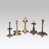 5 kleine Kerzenleuchter 17./19. Jh. Bronze, Eisen, Messing, gegossen; H. 16 bis 18,8 cm  Meistbot: € 19.000 / Kaufpreis: € 23.940