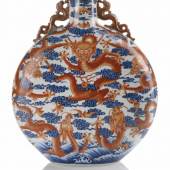 Pilgerflasche der Qianlong-Zeit, dekoriert mit eisenroten Drachen zwischen blauen Wellen und seitlichen Handhaben in Form von Drachen (chilong), netto 1 Mill. € bewilligt. 