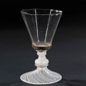 Seltenes Kelchglas, Facon de Venise, Deutschland oder Südniederland, 17. Jh., H. 12,7 cm (6760-2)