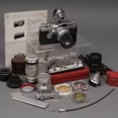 Leica IIIG, No. 829265 mit Sumaron F3,5, Elmar F9, Elmar F5, 1 VIOOH, 1 WINTU, 2 Vorsatzlinsen, 1 Schnellaufzug SCNOO sowie diverses Zubehör, Gebrauchsspuren, Limit 800 Euro