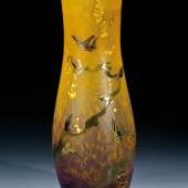 Schalenobjekt, Frantisek Vizner, in Diamantriß bez.: VIZNER. D. 28,7 cm. (5560-1) Seltene Vase mit Schmetterlingen, Muller Frères, Lunéville, 1920er Jahre, H. 37 cm (6984-2)