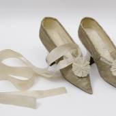 Schuhe zum Krönungskleid von Maria Fjodorowna Glanzbrokat, Seide, Feinleder (Hausziege), Leder (Haukuh), Seidenband Russland, 1796 © Historisches Museum, Moskau, Russische Föderation