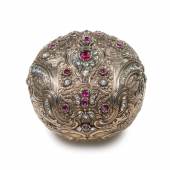  950 Golddose in runder Form mit fein ziseliertem, barock stilisiertem Blüten- und Blattwerk inmitten von Rocaillen und Voluten.  Schätzpreis: 6000,- 
