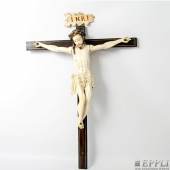 Großer Elfenbein-Christuskorpus, wohl 19.Jh.  Auf Holzkreuz montiert, besch., rep., H. ca. 45,5/72 cm ...  Aufrufnummer: 835 Aufrufpreis: 800 Euro inkl. Aufgeld