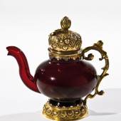 Bedeutendes Teekännchen aus Goldrubinglas mit Vermeilmontierung, Sachen, Mitte 18. Jh., Taxe 3.000-5.000 € (7479-1)
