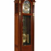 KatalogNr: 1366 - Standort: Lübeck Standuhr, Stilmöbel, 2. Hälfte 20. Jhdt., unbekannter Hersteller, Mahagoni- und Nussbaumkorpus, Werk mit Mondphase und großem Schlagwerk, Messing-Ziffernblatt, poliert und versilbert, arabische Ziffern, H ca. 210cm RP: 800,00 €