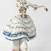 MEISSEN "Chiarina" aus dem Russischen Ballett, 20.Jh.  1.Wahl, nach einem Modell von Paul Scheurich um 1912. Unterglasurblaue Schwertermarke, H. ca. 27 cm  Aufrufnummer: 619 Aufrufpreis: 1.500 Euro inkl. Aufgeld