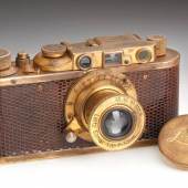 Leica II Mod.D Luxus, Nr. 98248, 1933 Eine der gesuchtesten und seltensten Leicas ist die vergoldete 'Luxus' mit brauner Waranbelederung. Weniger als 100 Stück wurden zwischen 1929 und 1933 hergestellt, nur vier davon als Leica II (D) mit eingebautem Entfernungsmesser und Wechseloptik. Diese Kamera ist die letzte produzierte Kamera in absolut originalem Zustand.  Startpreis: 120.000 EUR Schätzpreis: 250.000 - 300.000 EUR
