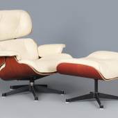 153 VITRA Lounge Chair mit Ottoman  Ausführung wohl um 2015, Entwurf CHARLES & RAY EAMES, Ausführung in cremeweißem Leder und Kirschholz-Sitzschale, geschwärztes, 5-strahliges Metall-Drehkreuz, am Boden Hersteller-Aufkleber, fast neuwertiger Zustand  Starting price €4,500 Estimate €9,000 