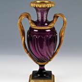 37 - Große Vase mit Schlangenhenkeln  St. Petersburg, Kaiserliche Glasfabrik, um 1830 Katalogpreis: 5.000 - 8.000 €