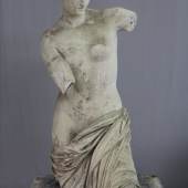 Möller, Karl Heinrich, nach der Antike: Statue der Venus von Capua. Fragment des Torsos, Gipsabguss, gefasst, 1833, Skulpt.slg. 804, Foto: Judith Teichmann 2021. 