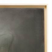 1865 Graubner, Gotthard Geb. 1930 Erlbach. «Dunkler Körper». Stoff/Schaumstoff/Lw. Dreidimensionale biomorphe Form in Anthrazittönen, konvex gewölbt. Verso sign., bet. und (19)69 dat. Verso Ausstellungsetikett der Kestner Gesellschaft. H. 61, B. 61, T. 8,5 cm