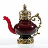 33 - Bedeutendes Teekännchen aus Goldrubinglas mit Vermeilmontierung Auktion: 233 - Privatsammlung  Sachsen, um 1730 Katalogpreis: 4.500 - 5.500 €