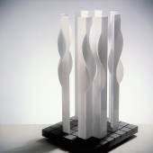 Renato Santarossa, Modulo bianco, 1985, 0,22 x 0,67 m, handgeschnittenes Milchglaslamellen auf Carrara Marmor