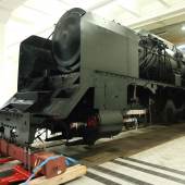 Die Lok 12.10 wird durch die TMW-Schlosserei in die Schausammlung des Museum gebracht. (c) Technisches Museum Wien