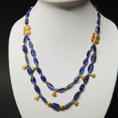 Halskette bestehend aus 58 antiken,fränkisch-merowingischen blauen Kobaldperlen,mit 4 Goldflügelperlen, Goldmelonen und anderen Goldperlen(zum Teil 22 karätig) sowie einem Goldverschluss,Länge ca.45cm,selten