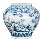 Bedeutende blau-weiße Guan-Vase China, Ming-Dynastie 15. Jh. Porzellan, unterglasurblau bemalt. Limit 50.000 €