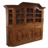  Vitrinenschrank, Eiche, Barock, H 120cm, B 265cm, T 58,5cm, (Unterteil) H 100cm, B 238cm, T 47cm, Gebrauchsspuren, Limit 1800 Euro 	