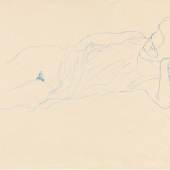 Lot 2003 Gustav Klimt  Aufgestützt Liegende mit hochgerafftem Kleid, 1908/09 Blauer Farbstift auf Papier 36,8 x 55,7 cm Schätzpreis: 100 000 - 200 000 €