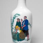 Vase (331 KB) Porzellan, mit Darstellung von zur Arbeit aufs Land verschickten Jugendlichen, Liling (Provinz Hunan), datiert 1976. Museum für Völkerkunde, Wien © KHM mit MVK und ÖTM 