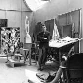 Wolfgang Paalen in seinem Atelier in San Angel, Mexiko / Wolfgang Paalen in his Studio in San Angel, Mexico, 1947 Foto: Walter Reuter, Privatarchiv Andreas Neufert (Copyright Hely Reuter, Mexico