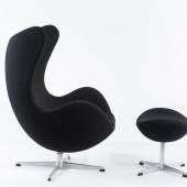  Arne Jacobsen Sessel 'Egg chair' - '3316' mit Ottoman, 1957 Sessel: H. 106,5 x 86 x 81 cm; Ottoman: H. 42,5 x 55 x 40 cm.  Fritz Hansen, Alleröd, 1963.  Aufrufpreis:	3.500 EUR Schätzpreis:	3.500 - 4.500 EUR