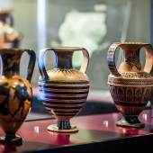 Griechische Keramik in der Ausstellung «Die Griechen und ihre Welt», Foto: Ruedi Habegger, Antikenmuseum Basel und Sammlung Ludwig