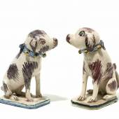  Paar Hunde Poppelsdorf | Um 1770/80 Beiger Scherben mit Dekor in Mangan, Blau, Gelb und Grün | Höhe 16cm bzw. 16,5cm  Ergebnis: 9.375 Euro