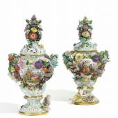  Paar monumentale Potpourri-Vasen  Meissen | 19. Jh. | Porzellan, farbig und gold dekoriert | Höhe 78cm  Ergebnis: 27.500 Euro
