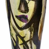 A.R. Penck, d. i. Ralf Winkler Ohne Titel. Vase mit weiblichem Akt und Mann. Sandfarbener Scherben, glasiert und Aufglasurmalerei. Limit 2500 €