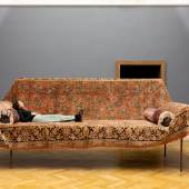 Auf dem Sofa (2019) von gelitin / gelatin dürfen Museumsbesucher*innen auch Platz nehmen. Copyright: Maria Kirchner